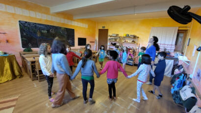 Casa Aurea in Brazilië, hand in hand zingend in de klas
