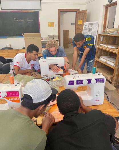 jongens werken met een naaimaschine in Stellenbosch Zuid Afrika